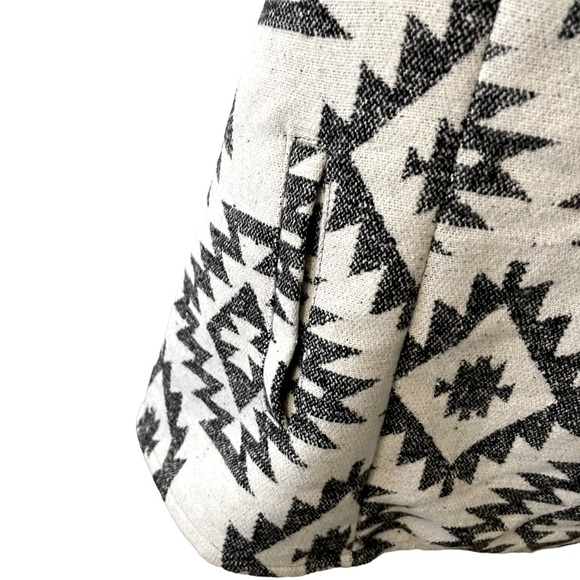 Me Jane Womens Tribal Pattern Vest w/ Pockets Size Large Gray & White in Color - Picture 5 of 6